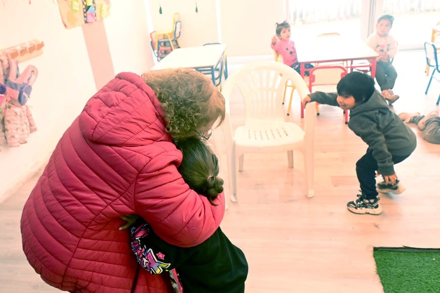“¿Me podés dar un abrazo?”: entre cuentos y ternura, las abuelas encontraron en las salas un vínculo imposible de explicar con palabras. Foto: Flavio Raina