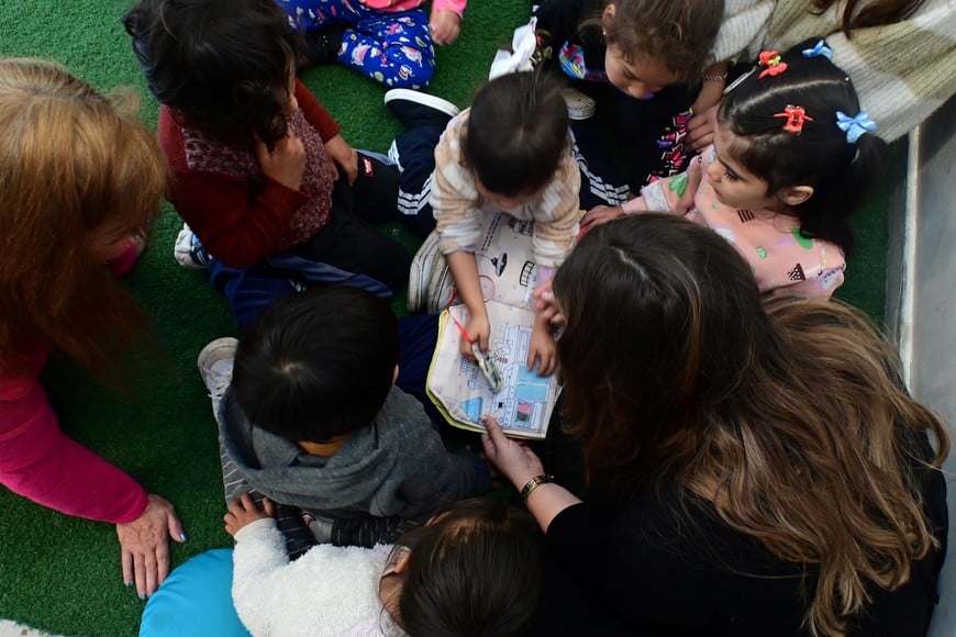 Los chicos escuchan atentos, miran fascinados y descubren que un cuento también puede sentirse como un abrazo. Foto: Flavio Raina