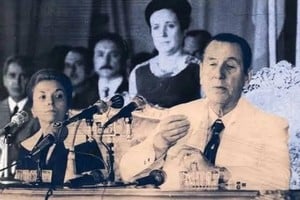 Juan Domingo Perón había asumido un tercer mandato presidencial el 12 de octubre de 1973, con su esposa María Estela Martínez de Perón (Isabel) como vicepresidenta. El clima político-social en el país era de creciente violencia.
