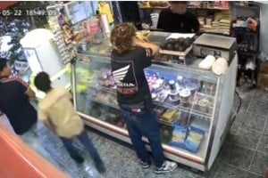 El momento fue captado por cámaras de seguridad dentro de una tienda en México.