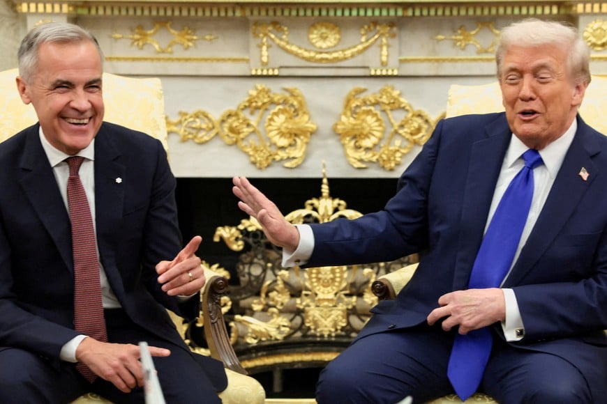 FILE PHOTO: U.S. President Donald Trump and Canada's Prime Minister Mark Carney react as they meet in the Oval Office at the White House in Washington, D.C., U.S., October 7, 2025. REUTERS/Evelyn Hockstein/File Photo