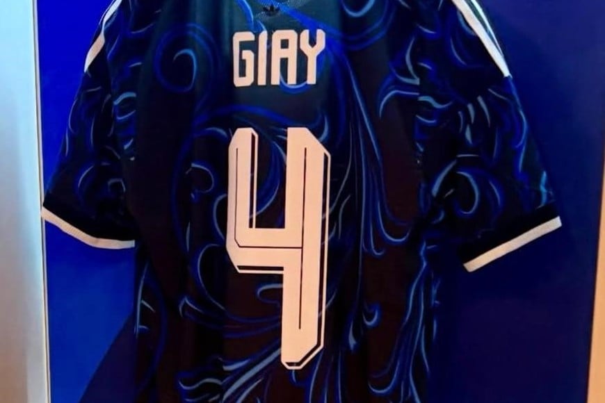 El sueño de la familia. La camiseta titular de la selección. Gentileza
