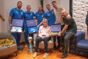 El plantel de Central, encabezado por Di María, homenajeó al exentrenador con la entrega de la Copa Argentina en Ecuador, reforzando el vínculo con Bauza.