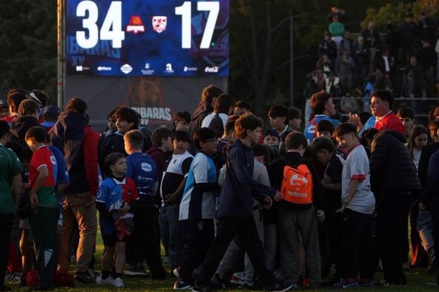 Siempre que terminan los partidos, los chicos corren a buscar una foto o firma de los jugadores. Foto: Fernando Nicola/El Litoral.