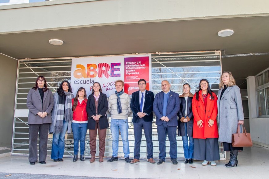 “Quiero agradecer al gobernador y al ministro porque esta obra comenzó con otra gestión, pero ellos tuvieron la decisión de finalizarla para cumplir el sueño de toda la comunidad educativa”, agregó.