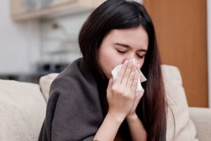 Fiebre alta, dolor corporal, cansancio extremo y dificultad para respirar son algunos de los síntomas