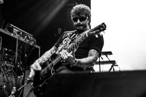 Pato tocando en Niceto con Quilmes Verano, banda con la que planea grabar pronto. Foto: Gentileza Charlie Riobueno