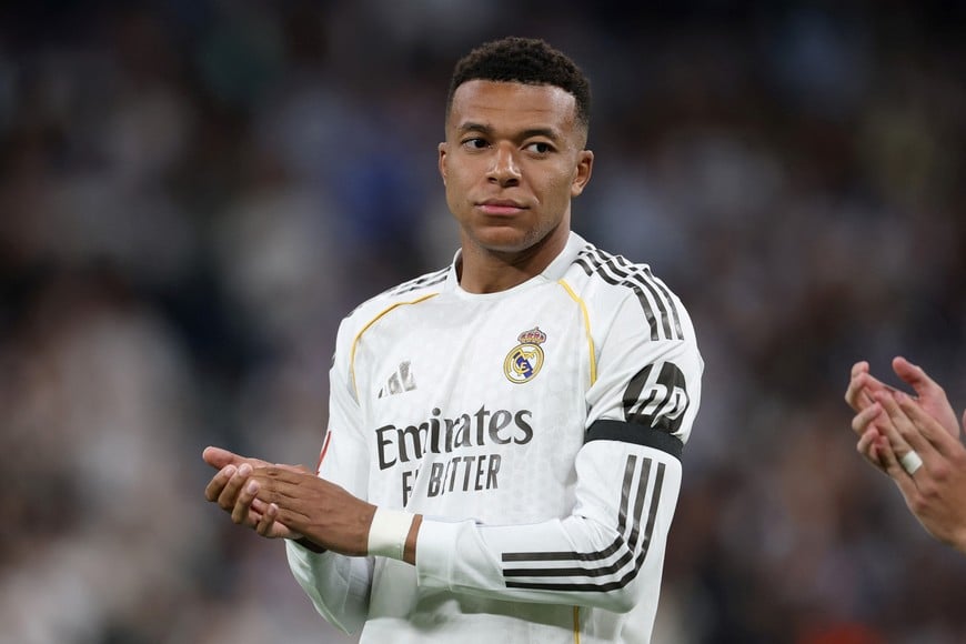 Soccer Football - LaLiga - Real Madrid v Deportivo Alaves - Santiago Bernabeu, Madrid, Spain - April 21, 2026
Real Madrid's Kylian Mbappe applauds before the match REUTERS/Isabel Infantes
