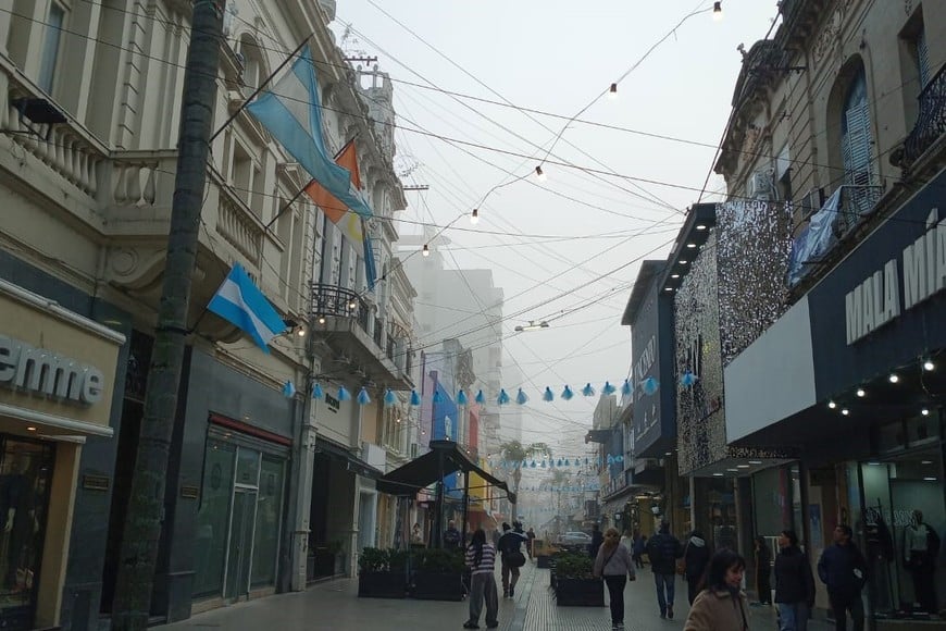 Bajo la niebla, los operarios trabajaban durante la primera mitad de la mañana, sobre la Peatonal. El Litoral.
