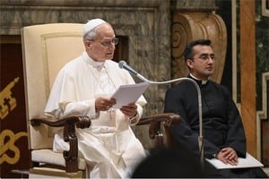 El texto del papa León XIV aborda la preservación de la persona humana en la era de la inteligencia artificial. Robert F. Prevost hizo una síntesis esencial y bastante clara de su primera encíclica, al decir que "la magnífica humanidad que Dios ha creado se encuentra hoy ante una elección decisiva: levantar una nueva torre de Babel o edificar la ciudad donde Dios y la humanidad habiten juntos" .