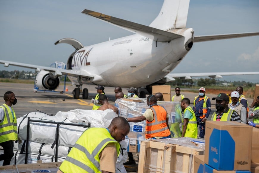 UNICEF staff and airport workers handle aid from UNICEF and the European Civil Protection and Humanitarian Aid Operations (ECHO) for the Ebola outbreak caused by the Bundibugyo strain, at Bunia National Airport in Bunia, Ituri province, Democratic Republic of Congo, May 28, 2026. REUTERS/Stringer REFILE - CORRECTING BYLINE