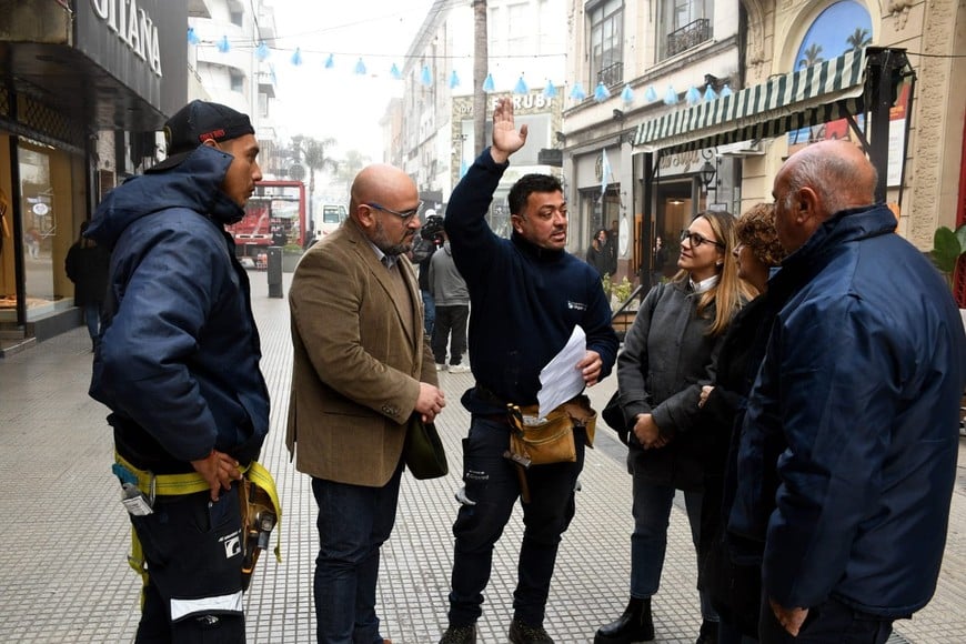 Funcionarios y operarios, esta mañana sobre la Peatona. MCSF.