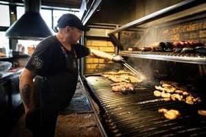 La grasa del asado deberá ahora ser retenida, para que no genere obstrucciones. Foto: Archivo