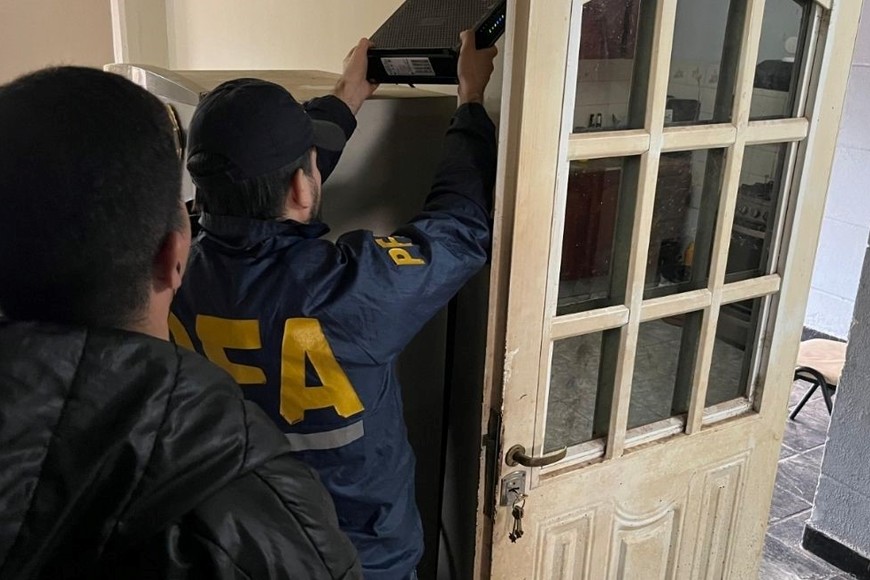 Los equipos electrónicos secuestrados serán peritados en las próximas horas. Foto: PFA