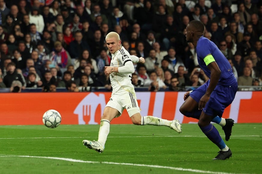 Soccer Football - UEFA Champions League - Real Madrid v AS Monaco - Santiago Bernabeu, Madrid, Spain - January 20, 2026
Real Madrid's Franco Mastantuono scores their third goal REUTERS/Violeta Santos Moura