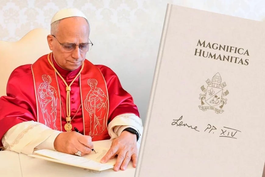 León XIV aclaró que su obra está inspirada en Rerum novarum ("De las cosas nuevas"), la histórica y trascendental encíclica de 1891 perteneciente al papa León XIII. Este valioso documento, justamente, fue uno de los motivos por los que el actual pontífice eligió el nombre que lo distingue al frente de la Iglesia Católica desde hace poco más de un año.