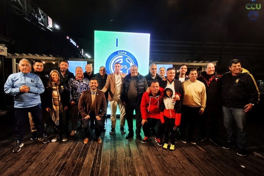 Directivos de distintos clubes, junto a los organizadores. Gentileza