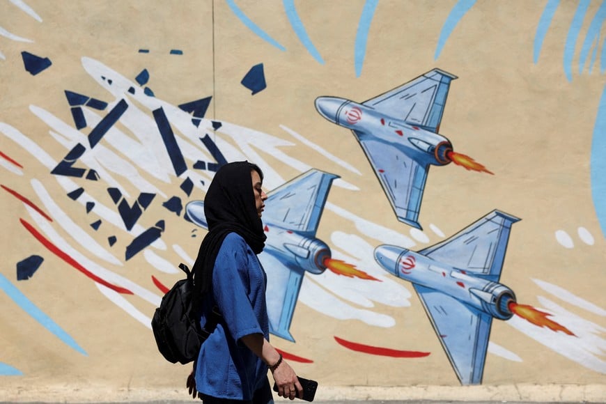An Iranian woman walks next to an anti-Israeli mural on a street in Tehran, Iran, May 26, 2026. Majid Asgaripour/WANA (West Asia News Agency) via REUTERS ATTENTION EDITORS - THIS PICTURE WAS PROVIDED BY A THIRD PARTY TPX IMAGES OF THE DAY
