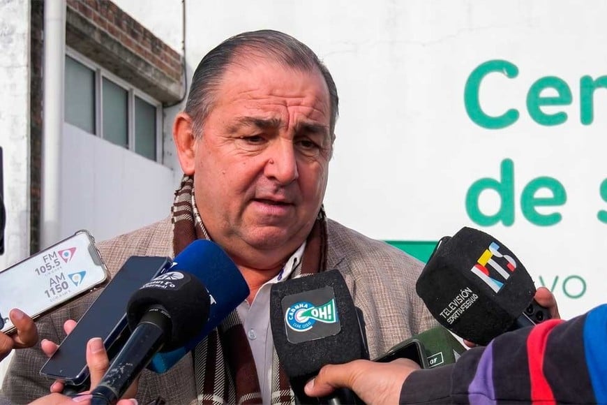 Juan Pablo Poletti habló ante la prensa durante un acto en el extremo noroeste de la ciudad. Imagen editada con IA.