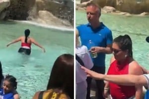 Una turista desafió la seguridad de la Fontana di Trevi y el video se volvió viral.