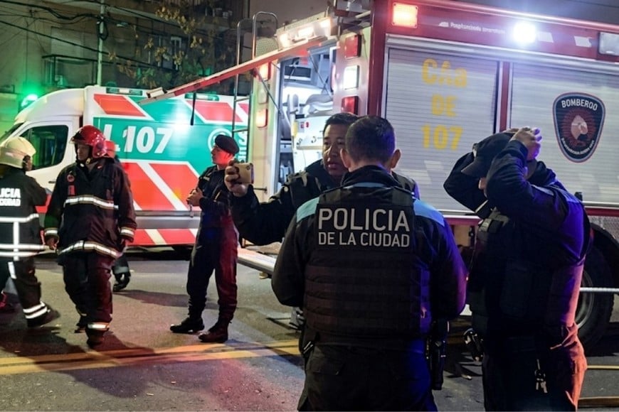 Tras el impacto, personal del SAME, efectivos policiales y bomberos trabajaron en el lugar para asistir a los heridos