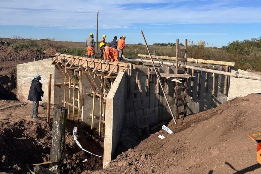 Construyen cinco nuevas estructuras sobre los arroyos Saladillo y Los Leones