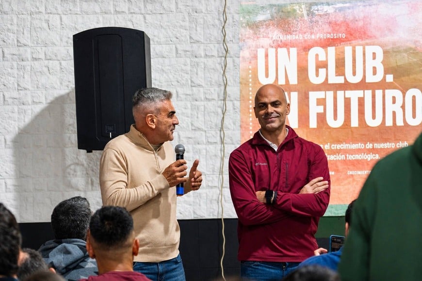 Gustavo Nepote se dirige a la concurrencia. A su lado, Héctor Desvaux. Uno fue entrenador de arqueros de Unión; el otro, ex jugador del club y candidato a presidente en las últimas elecciones.