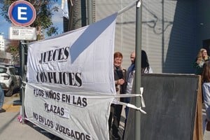 Padres y madres reclamaron frente a Tribunales por demoras y obstáculos para ver a sus hijos.