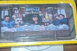 Uno de los panes incautados, con fotos de caras conocidas. Foto: El Litoral