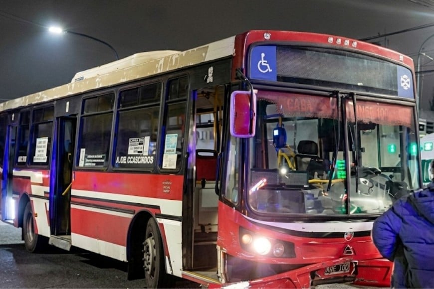 El hecho involucró a un colectivo de la línea 55 y un automóvil particular