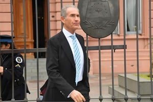 Maurice Ostro, conocido por su colección de gemas, explora la posibilidad de establecer infraestructura digital en Argentina, alineándose con las políticas libertarias.
