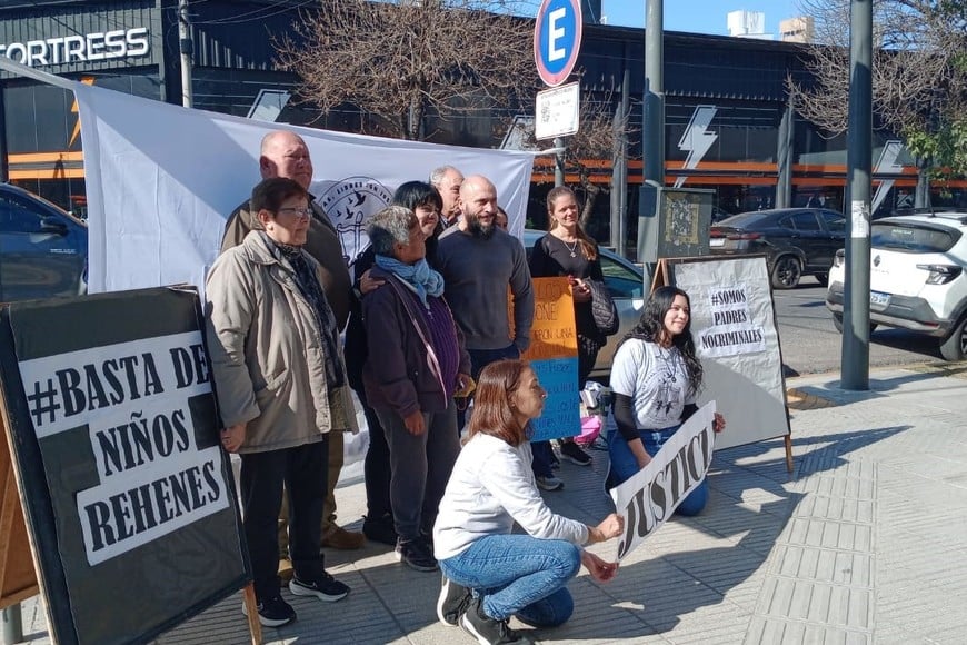 La protesta pacífica reunió testimonios sobre revinculación, denuncias y conflictos judiciales.