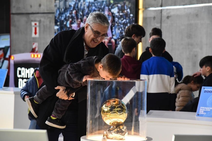 ¡Besala!, este niño apasionado recorrió la muestra y se ilusiona con el inicio del mundial. Gobierno Provincial.