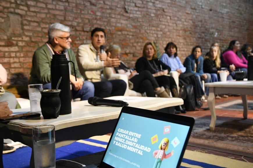 Conversatorio en Demos. Foto: Manuel Fabatía
