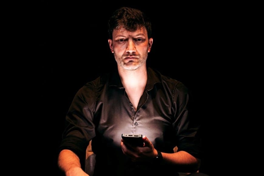 Festival Uaifai: Leandro Comelli protagoniza “La pantalla no miente” de Agostina Prato, dirigida por Juan Manuel Gruber.