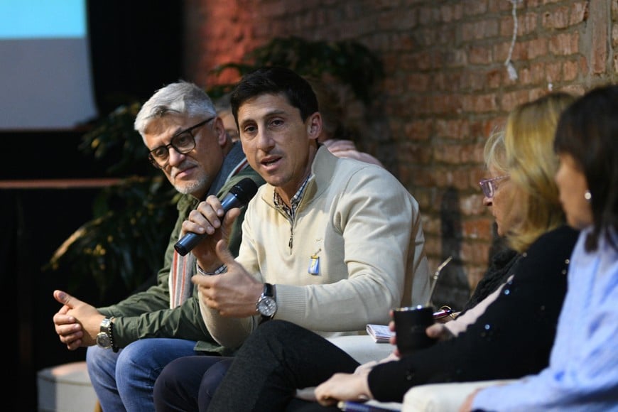 "La pregunta es qué está haciendo el niño o adolescente, con quién se comunica, qué aprende y qué consume en ese universo digital tan amplio", planteó Garibaldi.
