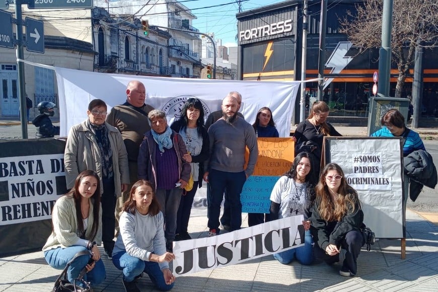 Con carteles y expedientes, los manifestantes pidieron mayor escucha y respuestas judiciales.