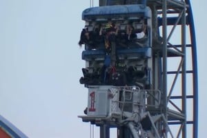 Bomberos rescataron a ocho alumnos atrapados en una montaña rusa.