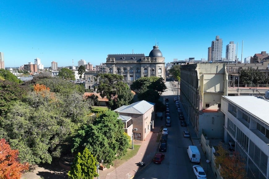 La Plaza de las Tres Culturas y, al fondo, la imponente Casa de Gobierno. Foto: Fernando Nicola