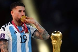 Nicolás Otamendi firmó su contrato con River antes de viajar al Mundial con la Selección.