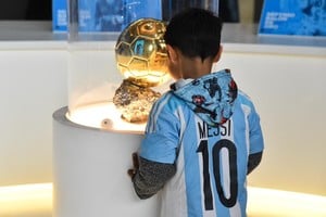 ¿Qué le dirá? El pequeño "Messi" deslumbrado ante el trofeo. Gobierno Provincial.