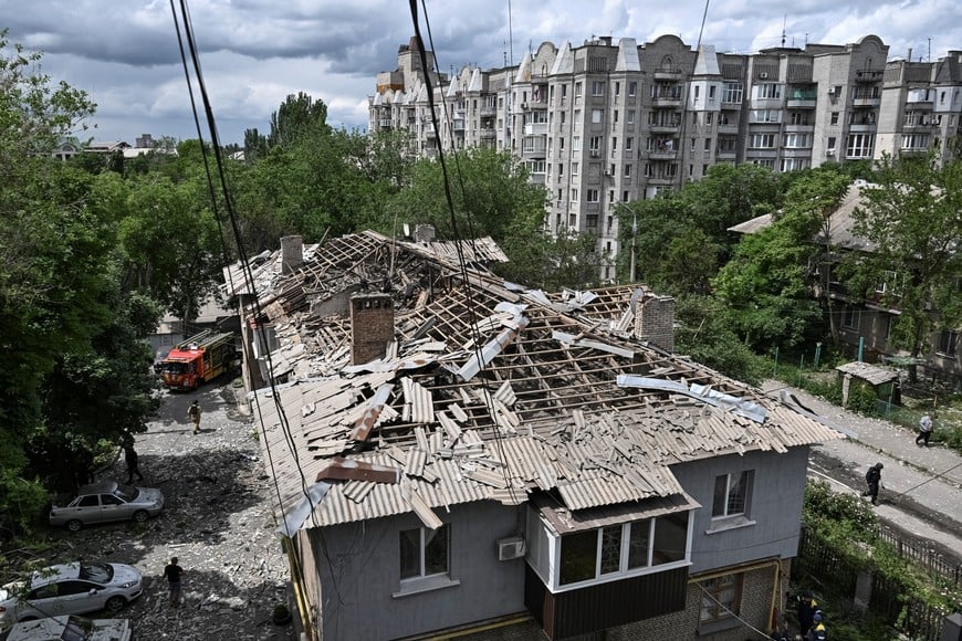 Rescuers work at a site of an apartment building hit by a Russian drone strike, amid Russia's attack on Ukraine, in Zaporizhzhia, Ukraine May 30, 2026. REUTERS/Stringer