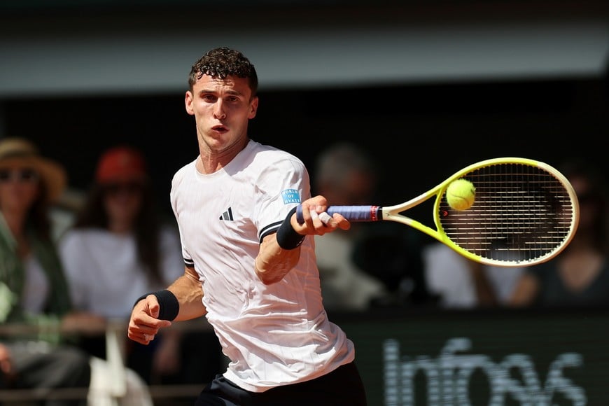 (260527) -- PARIS, 28 mayo, 2026 (Xinhua) -- Juan Manuel Cerúndolo devuelve la pelota durante el partido de segunda ronda de individuales masculinos entre Jannik Sinner, de Italia, y Juan Manuel Cerúndolo, de Argentina, en el torneo de tenis Abierto de Francia, en Roland Garros, en París, Francia, el 28 de mayo de 2026. (Xinhua/Wu Huiwo) (rtg) (ra) (vf)