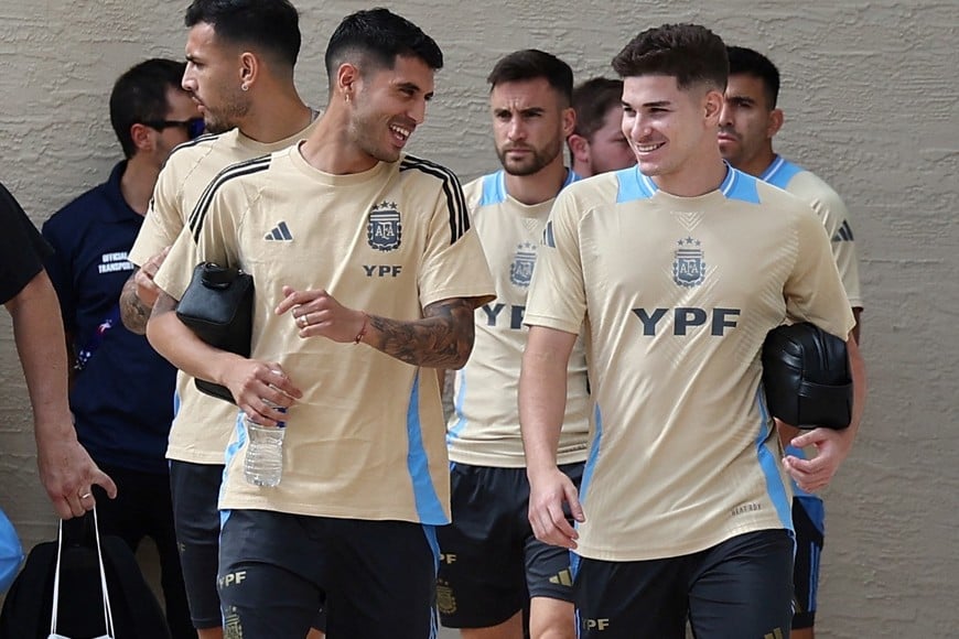Soccer Football - Copa America 2024 - Argentina preview - Miami, Florida, United States - June 27, 2024
Argentina's Exequiel Palacios and Argentina's Julian Alvarez boarding the team bus REUTERS/Agustin Marcarian