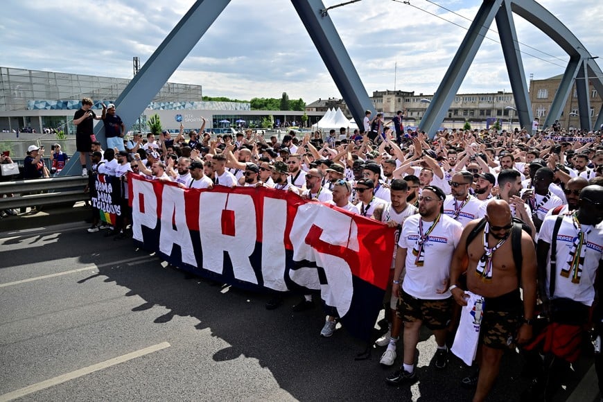 Soccer Football - UEFA Champions League - Final - Fans gather in Budapest - Budapest, Hungary - May 30, 2026
Paris St Germain fans gather before the match REUTERS/Marton Monus