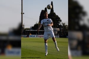 Duro partido para el Sabalero en Isidro Casanova. Crédito: Prensa Colón