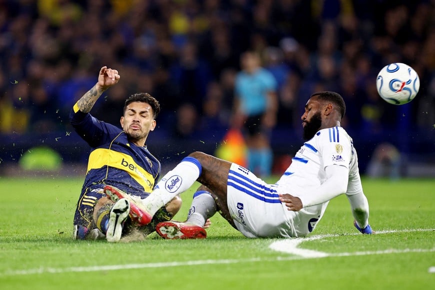 Soccer Football - Copa Libertadores - Group D - Boca Juniors v Cruzeiro - Estadio La Bombonera, Buenos Aires, Argentina - May 19, 2026
Boca Juniors' Leandro Paredes is fouled by Cruzeiro's Gerson REUTERS/Agustin Marcarian