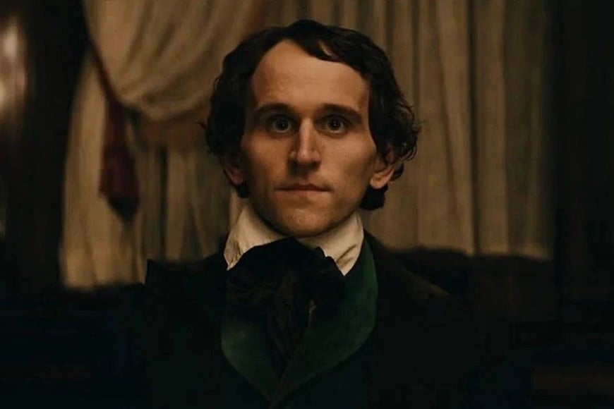 Harry Melling como Poe en 2022. Foto: Netflix