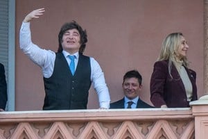En el balcón de Casa Rosada, el Presidente, Santiago Caputo y Karina Milei.