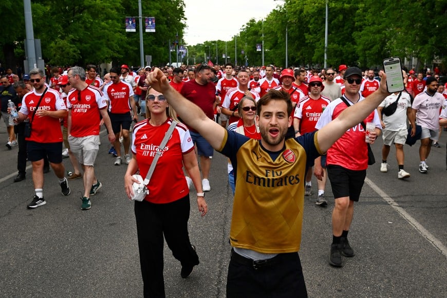 Soccer Football - UEFA Champions League - Final - Fans gather in Budapest - Budapest, Hungary - May 30, 2026
Arsenal fans gather in the streets before the match REUTERS/Elisabeth Mandl
